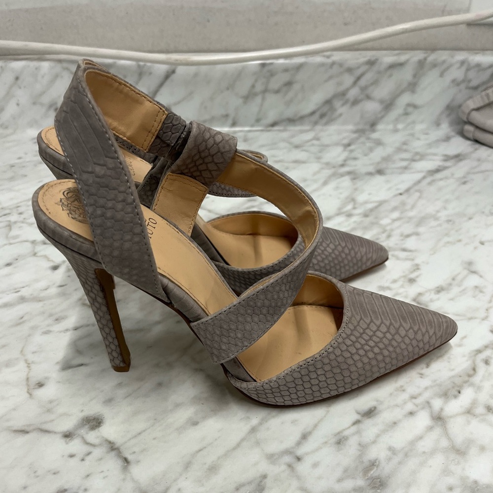 NWOT Vince Camuto Grey Snake Print Calin Heels, Size 7.5